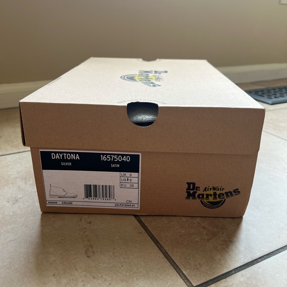 Dr Martens Dayton Silver Gray Satin Lace-Up Shoes Women’s UK 6 / USA 8 BRAND NEW - Picture 9 of 10